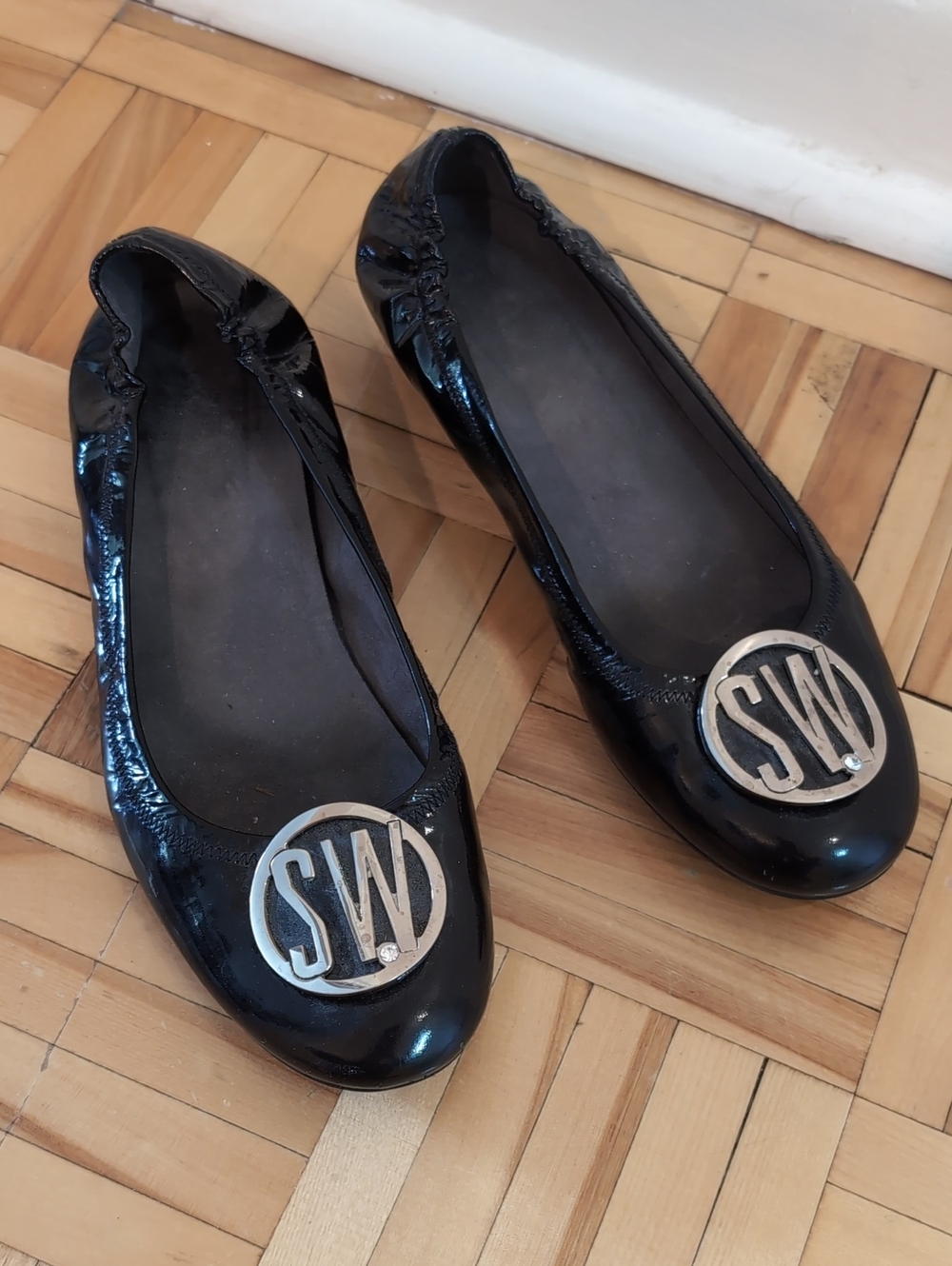 Stuart Weitzman Ballet Flats with Logo Monogram Accent Size 8M.